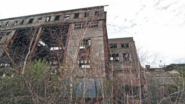 Ruinen-einer-stark-verschmutzten-Industriefabrik