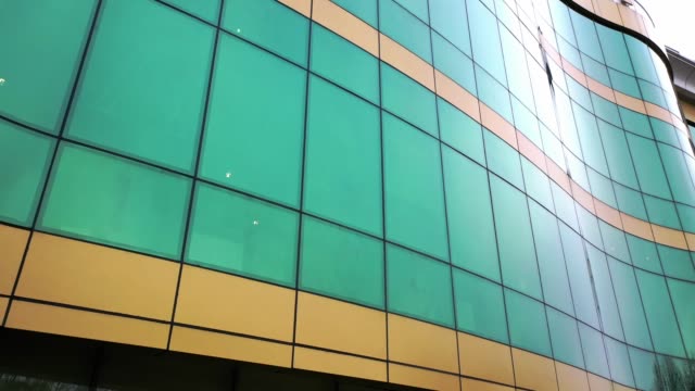Diseño-moderno-de-una-nueva-arquitectura-verde-y-amarilla-con-ventanas-de-espejo-de-cristal