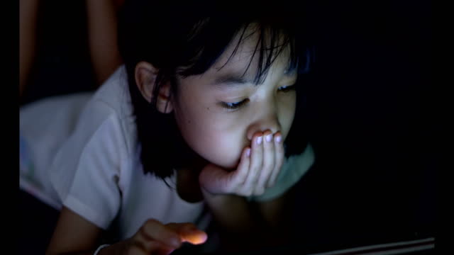 Kinder-Mädchen-nutzen-Tablet-Computer-auf-dem-Sofa-zur-entspannten-Zeit