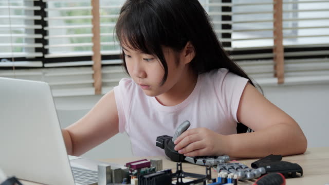 Kleine-Mädchen,-die-allein-im-Labor-arbeiten,-Montage-und-Test-an-Geräten-in-der-Werkstatt.-Menschen-mit-Technologie-und-Innovationskonzept.