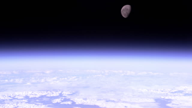 Erde-aus-dem-All-gesehen.-Mond-im-Hintergrund.-Nasa-Public-Domain-Imagery