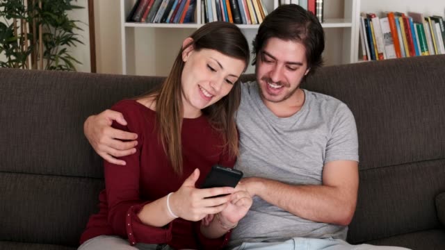 Video-über-junges-Paar-mit-Handy