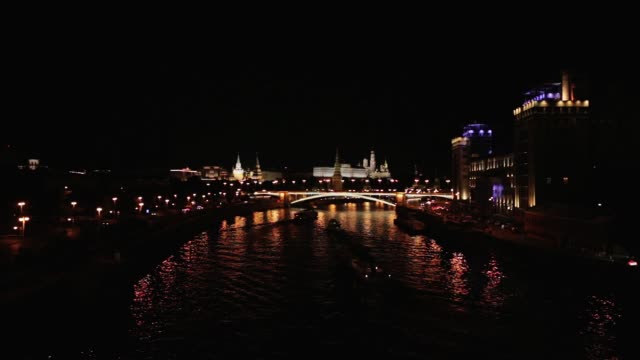 Blick-auf-den-Kreml-von-der-Patriarshy-Brücke---Moskwa-in-Moskau---Russland