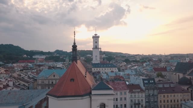 Ciudad-aérea-de-Lviv,-Ucrania.-Ciudad-Europea.-Zonas-populares-de-la-ciudad.-Ayuntamiento