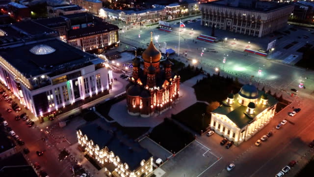 Paisaje-nocturno-de-la-ciudad-rusa-de-Tula-con-Catedral-Ortodoxa