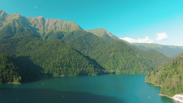 Mountain-lake-with-turquoise-water-and-green-tree