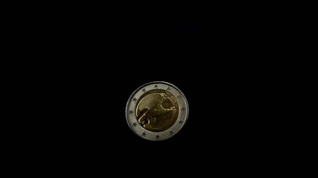 Euro-Münzrotation-Zeitlupe-auf-Schwarz