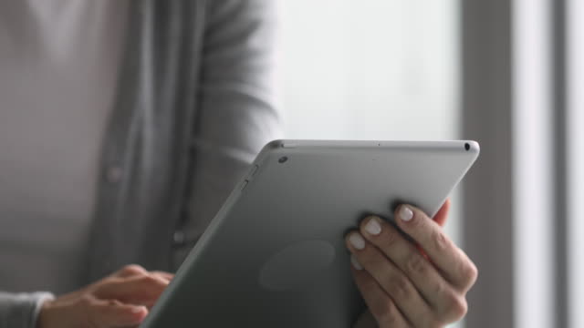 Nahaufnahme-der-Geschäftsfrau,-die-mit-dem-digitalen-Tablet-Konzept-hält