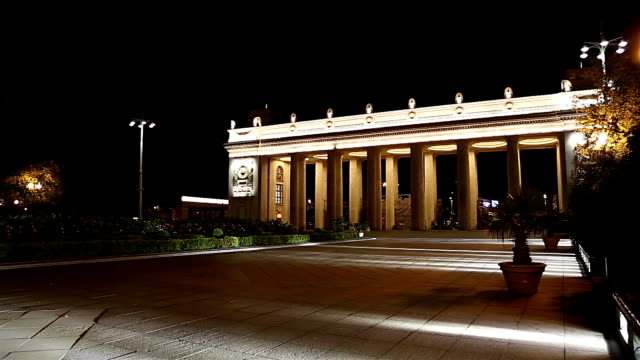 Haupteingangstor-des-Gorki-Parks-(in-der-Nacht)---eines-der-wichtigsten-Sehenswürdigkeiten-und-Wahrzeichen-in-Moskau,-Russland