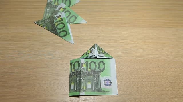 Geld-Baum-Haus-Symbol-Holztisch-Hintergrund