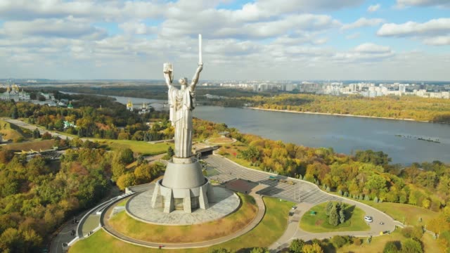 Vista-aérea-del-Monumento-Madre,-Kiev,-Ucrania