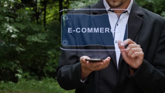 Geschäftsmann-verwendet-Hologramm-mit-Text-E-Commerce