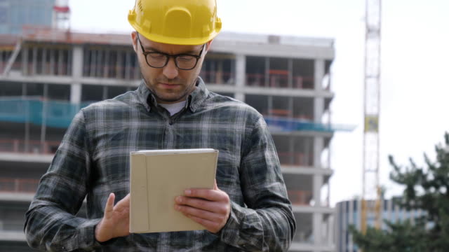Architekt-auf-Baustelle-mit-digitaler-Tablet