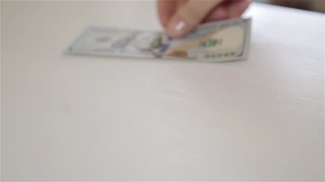 Weibliche-Hand-auf-weißem-Hintergrund-nimmt-das-Geld