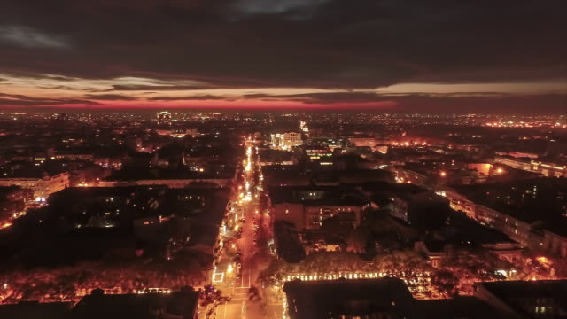 Lapso-de-tiempo-aéreo-de-una-ciudad-vieja-del-centro-de-Odessa,-Ucrania.-Luces-de-la-ciudad-y-el-tráfico-por-la-noche-en-la-parte-antigua-de-la-ciudad