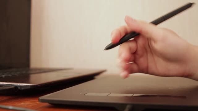Nahaufnahme-der-Handzeichnung-auf-einem-digitalen-Tablet-mit-Bleistift.-Makroansicht.-Retuschierer-arbeitet-auf-Grafik-Tablet.-Elektronische-Signatur