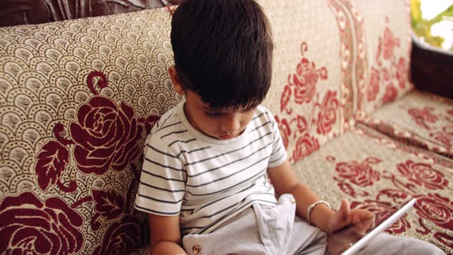 Retrato-de-un-niño-indio-en-casa-durante-el-bloqueo-del-coronavirus