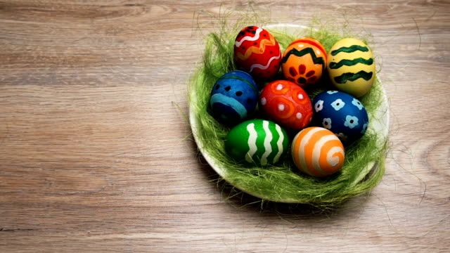 Huevos-de-Pascua-en-una-placa-sobre-un-fondo-claro-de-madera-2