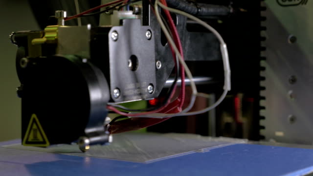 Impresión-3D-en-proceso-con-un-filamento-de-alambre-plástico-en-impresora-3D