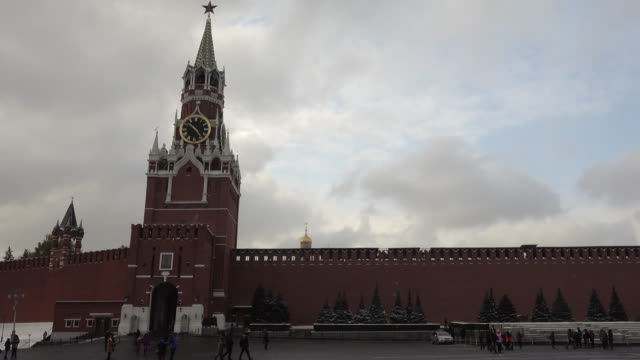 Touristen-gehen-auf-dem-Roten-Platz-vor-dem-Hintergrund-des-Kreml