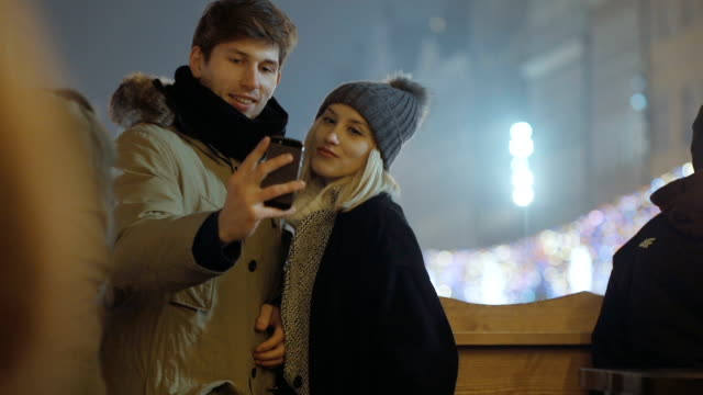 Junge-glückliche-Paar-Winter-Selfie-im-Freien-zu-machen.