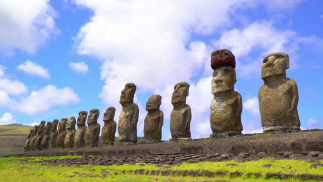 Statuen-auf-der-östlichen-Insel,-Chile