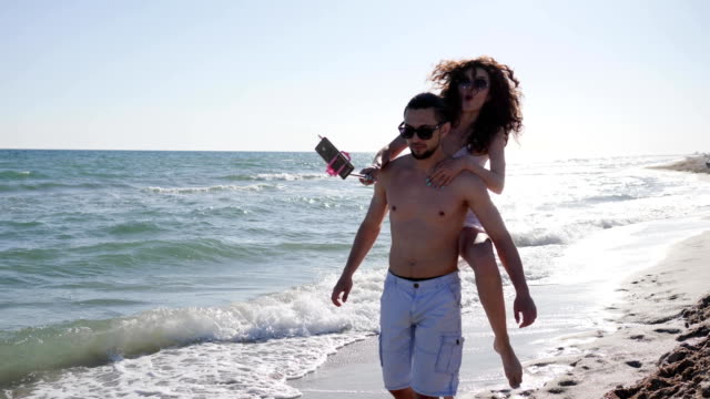 Selfphoto-positivo-jóvenes-disparar-vídeo-de-viaje-de-vacaciones,-par-hacer-autofe-foto-en-playa-el-amor,-pareja-de-vacaciones