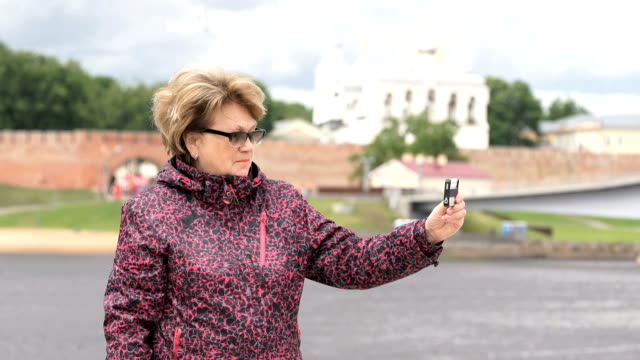 Erwachsene-Frau-nimmt-Fotos-mit-Silber-Smartphone