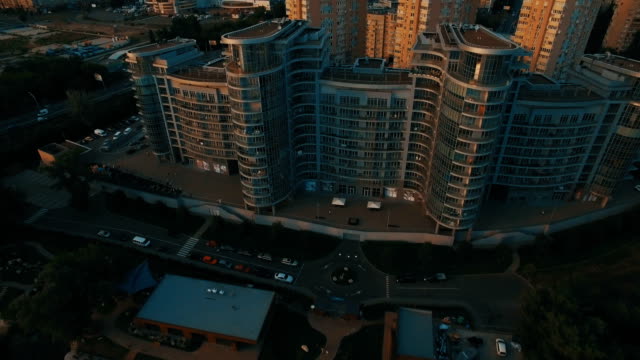 Luftbild-auf-luxuriöse-Apartments-mit-Pier-und-Boote-4K