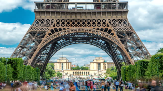 Champ-de-Mars-und-dem-Eiffelturm-Zeitraffer-an-einem-sonnigen-Sommertag.-Paris,-Frankreich