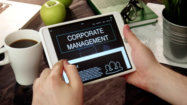 Leyendo-información-de-la-gestión-corporativa-con-tablet-PC