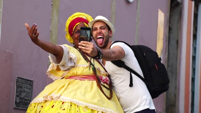 Tomando-un-Selfie-mujer-brasileña---"Baiana"-en-el-Pelourinho,-Bahia