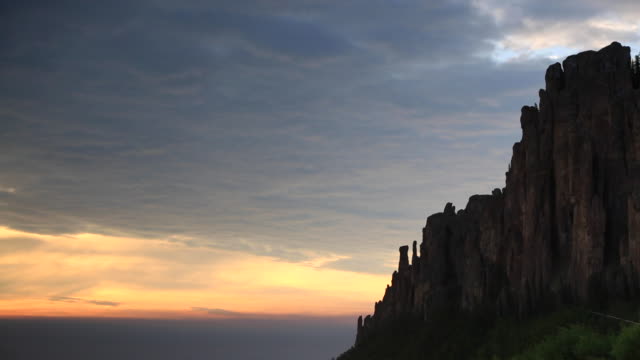 Blick-auf-Lena-Säulen-bei-Sonnenaufgang.-UNESCO-Weltkulturerbe