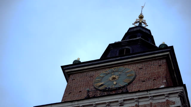 Uhr-auf-dem-Turm-des-alten-Schlosses