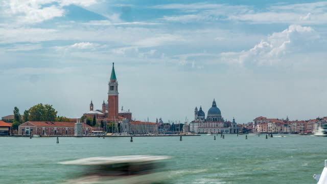 Vistas-panorámicas-al-mar-de-lo-San-Giorgio-Maggiore-isla-y-Basílica-timelapse-de-Santa-Maria-della-Salute-en-Venecia,-Italia