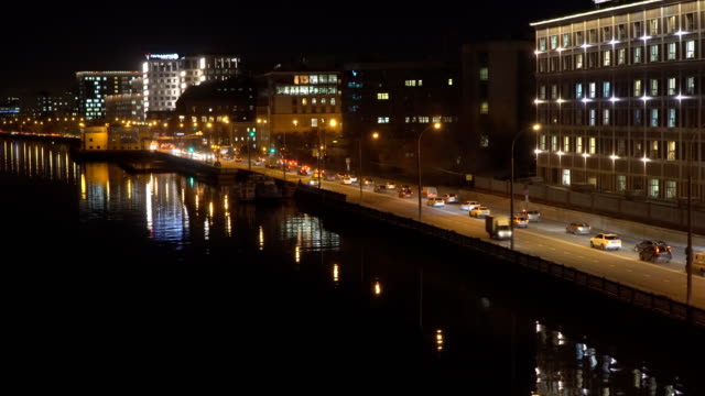 Nacht-Panorama-des-Verkehrs-am-Ufer