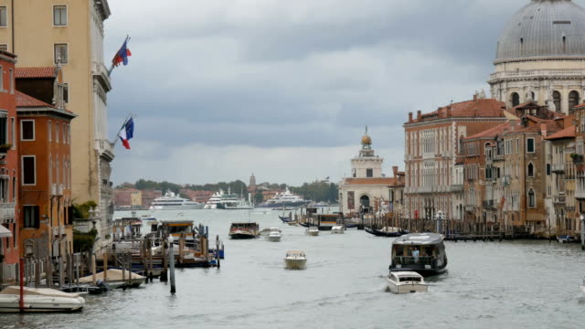La-vista-del-famoso-Gran-Canal-de-Venecia-y-en-el-fondo-de-Catedral-de-Santa-Maria-della-Salute