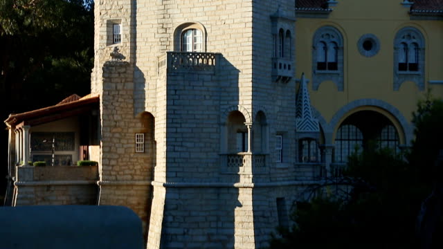 Schlossartige-Haus-mit-Turm-am-Nachmittag-Sonne,-berühmte-Architektur,-Tourismus