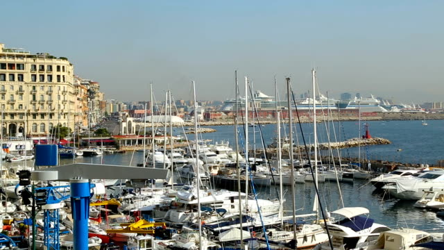 Schöne-weiße-Yachten-im-Hafen-von-Neapel-in-Italien,-Wassertransport-angedockt