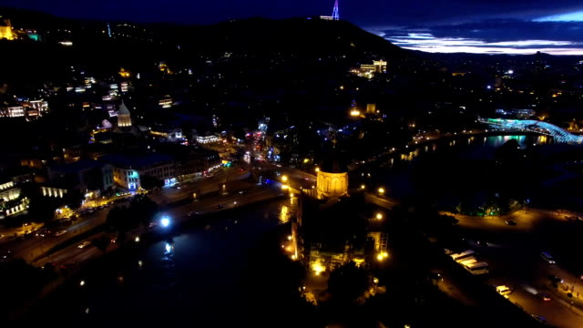 Hellen-Stadtbeleuchtung-im-Stadtgebiet,-Panorama-Drohne-Filmmaterial,-Nacht