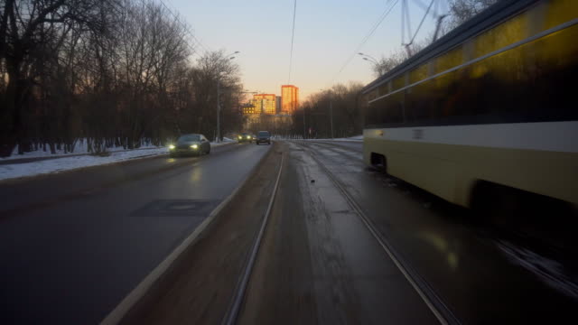 paseo-en-el-tranvía-moderno-a-través-del-parque-de-invierno