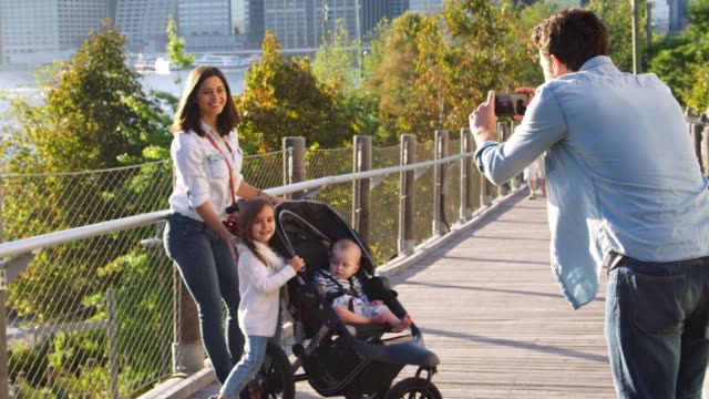 Junge-Familie,-die-ein-Foto-auf-einer-Fußgängerbrücke-in-Manhattan