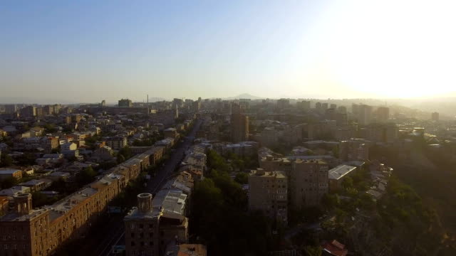 Hermosas-calles-y-edificios-de-Ereván-en-día-soleado,-vista-aérea,-viajar