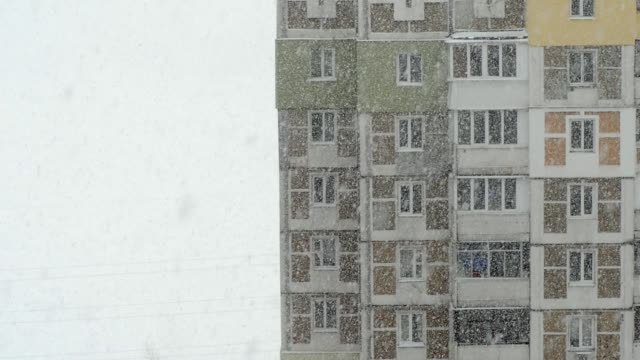 Schneefall-in-der-Stadt.-Blick-aus-dem-Fenster-auf-die-Straße-Schnee.-Close-up