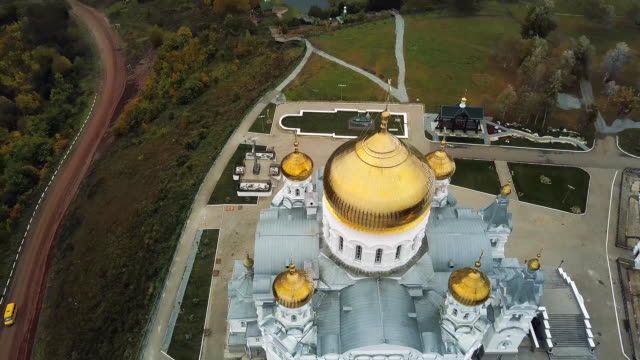 Top-view-of-the-large-Christian-temple.-Clip.-Church-View-from-outside.-The-old-church.-The-stone-church-with-golden-cupolas-in-autumn