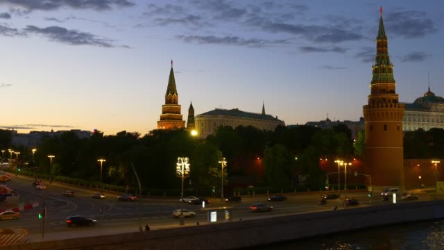 Russland-Sonnenuntergang-Nacht-Zeit-Moskau-Fluss-Kreml-Mauer-Verkehr-Bucht-Panorama-4k