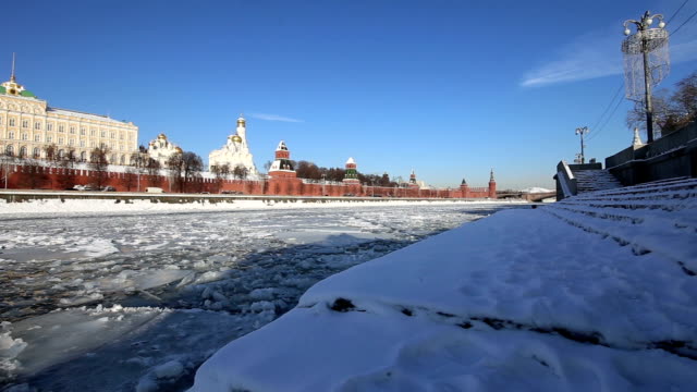 Blick-auf-den-Fluss-Moskwa-und-den-Kreml-(Wintertag),-Moskau,-Russland