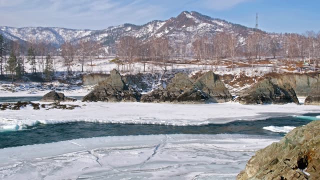 Altai-Insel-Wahrzeichen-am-Fluss-Katun---Felsen,-die-Drachenzähne,-Dragon-Crest-oder-Sartakpai-Arrows-genannt-und-in-der-Wintersaison