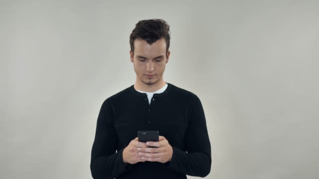 Männliche-SMS-oder-Surfen-Internet