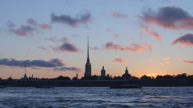 Silueta-de-Peter-y-Paul-Fortress-y-nubes-en-el-atardecer---San-Petersburgo,-Rusia
